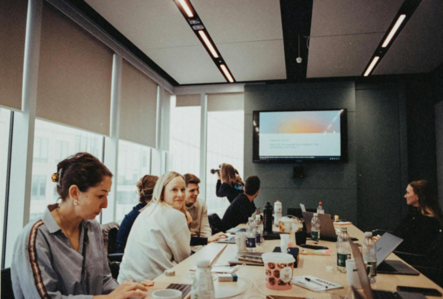 Estudiantes internacionales colaborando en proyectos de startup